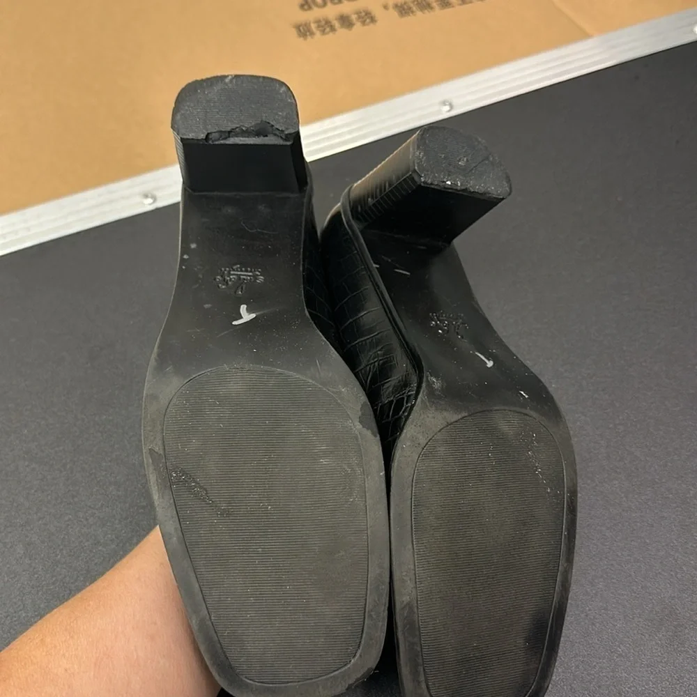 Studio women’s genuine leather slip on loafer made in Brazil size 10 M